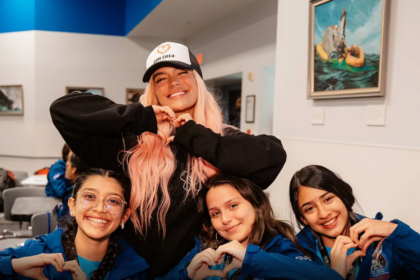 Karol G lanza becas tecnológicas para mujeres con Geek Girls Latam