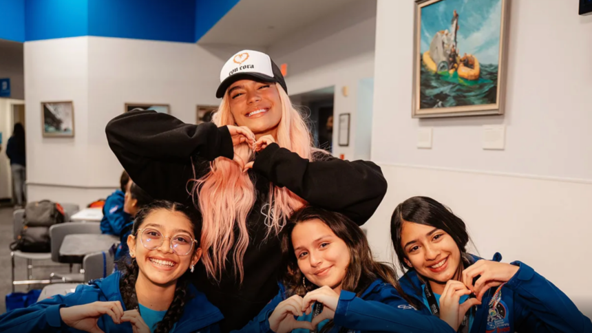 Karol G lanza becas tecnológicas para mujeres con Geek Girls Latam