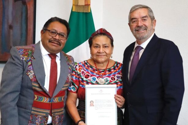 Rigoberta Menchú recibe nacionalidad mexicana por su labor humanitaria