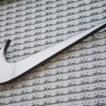 Nike y Swarovski lanzan Air Jordan 1 'Vast Grey' con cristales