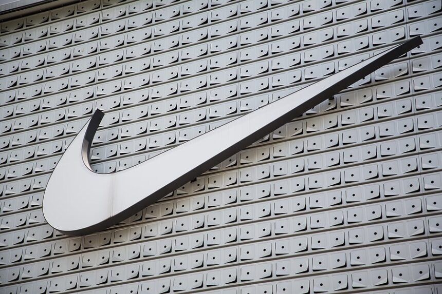 Nike y Swarovski lanzan Air Jordan 1 ‘Vast Grey’ con cristales