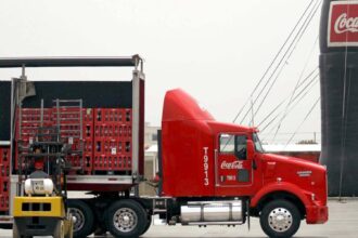 Coca-Cola FEMSA prevé crecimiento moderado e inversiones en 2026