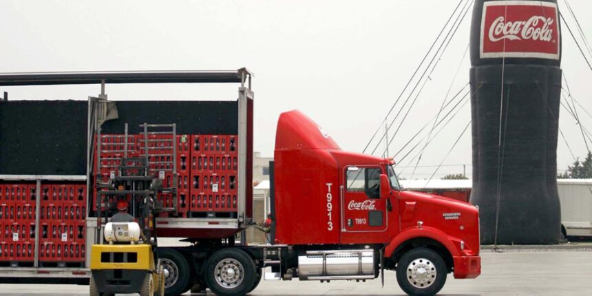 Coca-Cola FEMSA prevé crecimiento moderado e inversiones en 2026