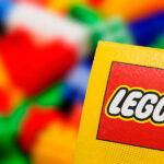 LEGO reúne a Messi, Cristiano y Mbappé en campaña para 2026