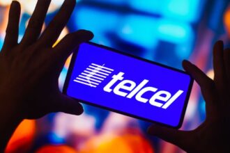 América Móvil negocia alianza con Starlink para cobertura satelital