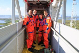 Artemis II: astronautas orbitarán la Luna en abril de 2026