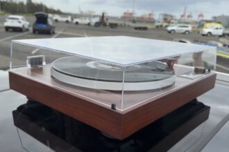 Honda demuestra estabilidad del CR-V híbrido con vinilo en movimiento