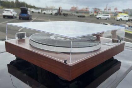 Honda demuestra estabilidad del CR-V híbrido con vinilo en movimiento