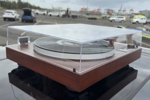 Honda demuestra estabilidad del CR-V híbrido con vinilo en movimiento