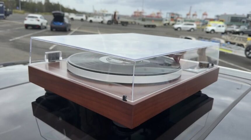 Honda demuestra estabilidad del CR-V híbrido con vinilo en movimiento