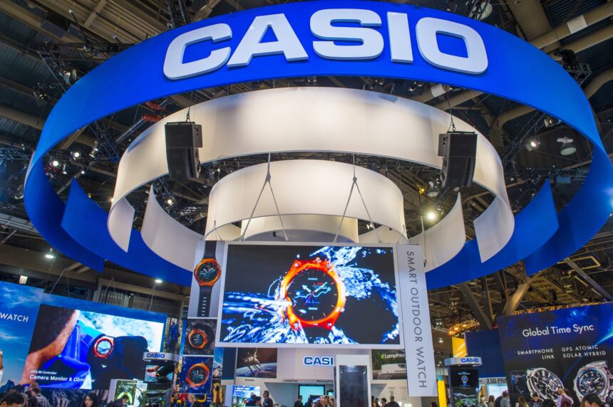 Casio y J Balvin presentan nuevo reloj anillo inspirado en cultura pop
