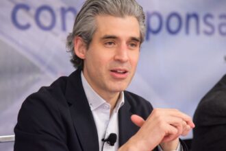 Roberto Capuano presenta Olinia, primer auto eléctrico mexicano