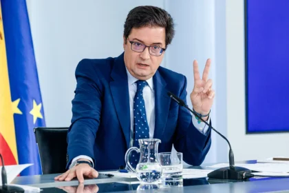 Gobierno exigirá baterías antiapagón en 75% de redes móviles