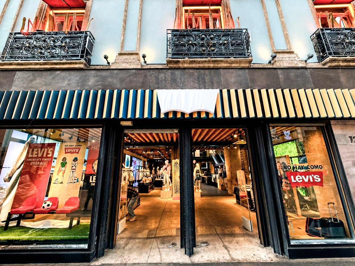 Levi’s refuerza su estrategia en Latam con el Batwing como símbolo