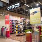 Crocs lanza Jibbitz de oro oficial del Mundial 2026