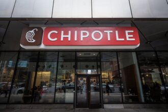 Chipotle abre su primer restaurante en México con precios locales