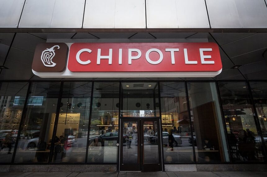 Chipotle abre su primer restaurante en México con precios locales