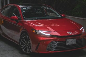 Toyota Camry 2026 llega a México solo en versión híbrida