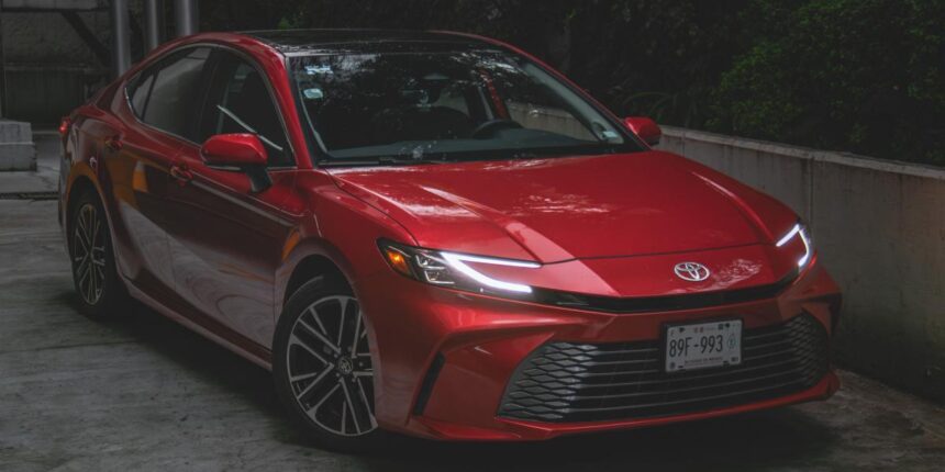 Toyota Camry 2026 llega a México solo en versión híbrida