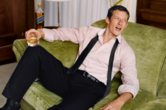 Callum Turner, nuevo embajador global de Johnnie Walker Blue Label