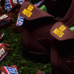 Snickers y adidas lanzan chimpunes edición limitada en EE UU