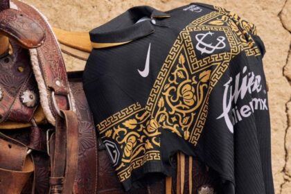 Chivas presenta su nuevo jersey negro ante Necaxa en el Akron