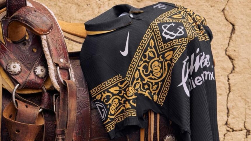 Chivas presenta su nuevo jersey negro ante Necaxa en el Akron