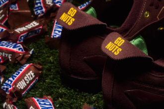 Snickers y adidas lanzan chimpunes edición limitada en EE UU