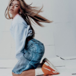 Karol G y Reebok lanzan Freestyle Hi inspiradas en "Tropicoqueta"