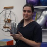 Estudiante de Jalisco crea brazo biónico abierto y accesible