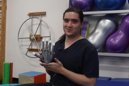 Estudiante de Jalisco crea brazo biónico abierto y accesible